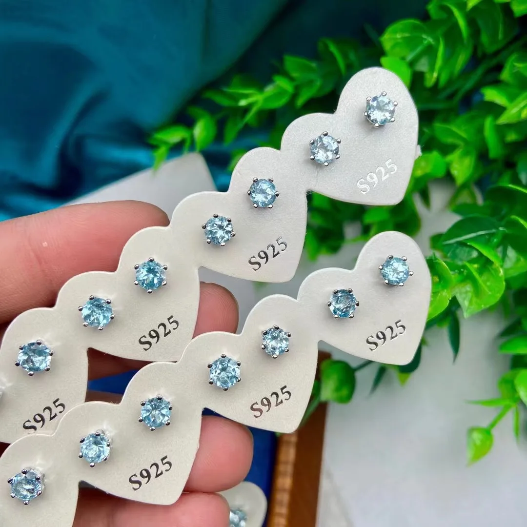 

Серьги-гвоздики из серебра 925 пробы с голубым топазом