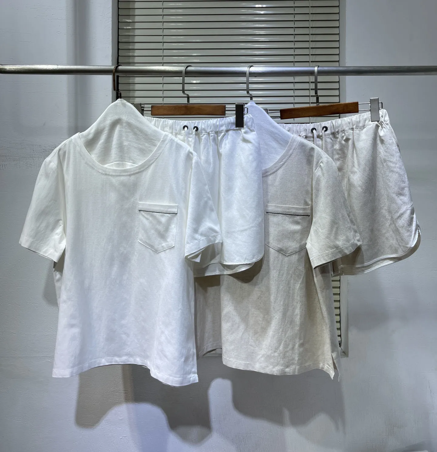 

Женский льняной смешанный повседневный комплект из 2 предметов с карманами и цепочкой, Однотонная футболка + шорты, лето 2023