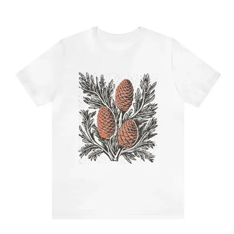 Фото Футболка Pinecones Nature с изображением леса, дикой природы и деревянного домика. №1