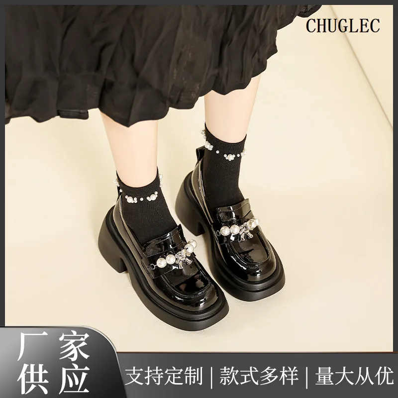 

Дизайнерские новые женские туфли на толстой подошве и высоком каблуке с украшением из жемчуга, лакированная кожа, туфли для колледжа, маленькие кожаные туфли Jk