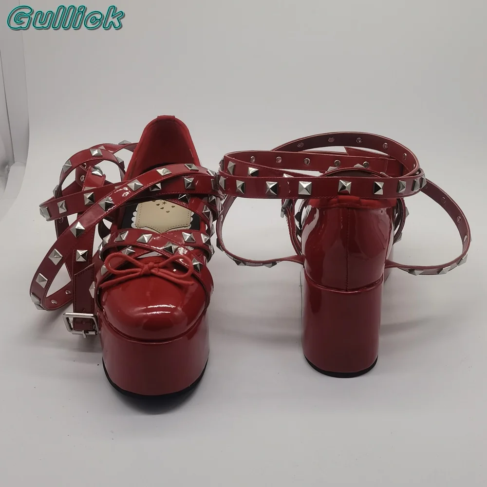 Туфли-лодочки из лакированной кожи с заклепками на толстом каблуке