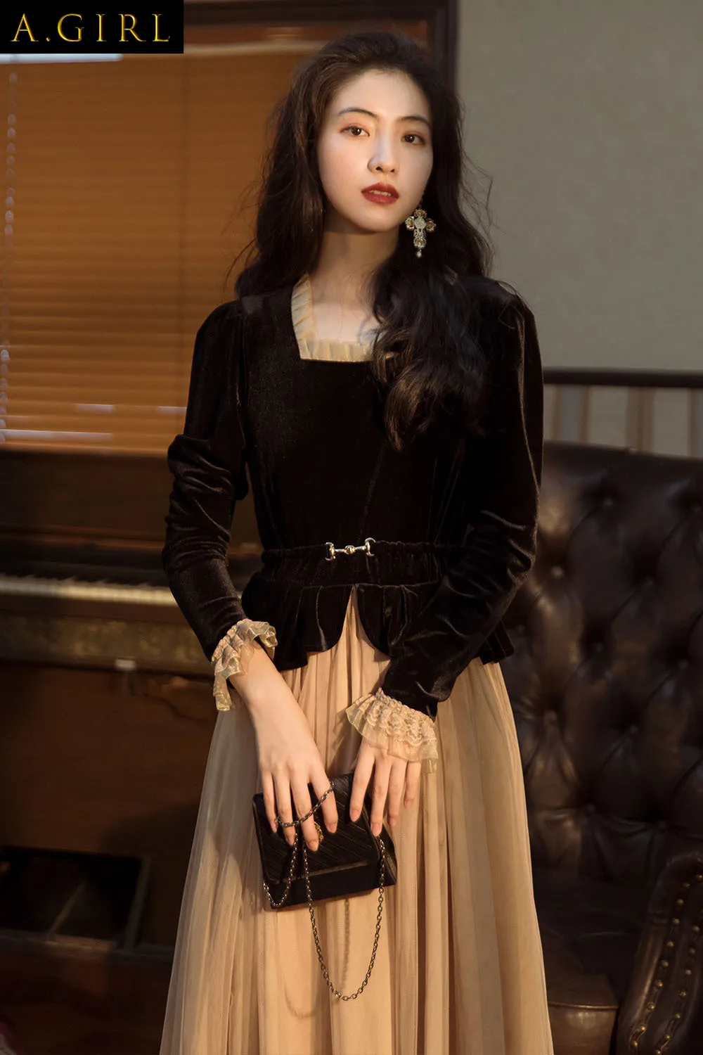 

Женское бархатное платье с сетчатой вставкой, в стиле милитари