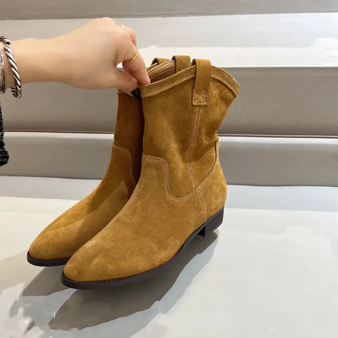 

Новые ковбойские полусапожки в западном стиле в британском стиле ретро с острым носком, полусапожки средней длины на массивном каблуке с ру...