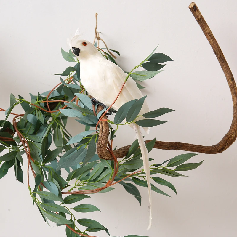 Искусственные птицы из пенопласта и перьев