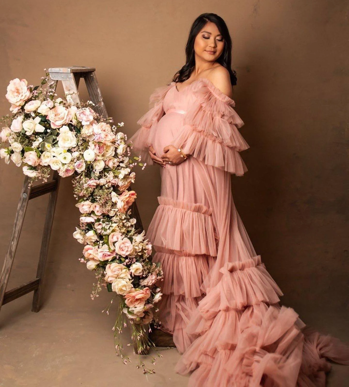 

Fluffy Pink A Line Maternity Robes for Photo Shoot Tulle Tiered Ruffles Pregnant Women Dresses Off Shoulder Baby Shower Gowns