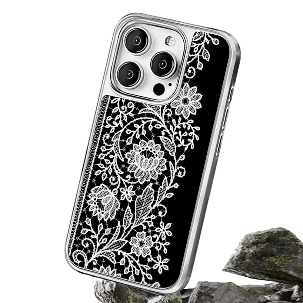 Фото Чехол для iPhone 16 15 14 13 12 11 Pro Max с черным кружевным принтом и узором, из овечьей кожи, с серебристой окантовкой, защитный чехол №5