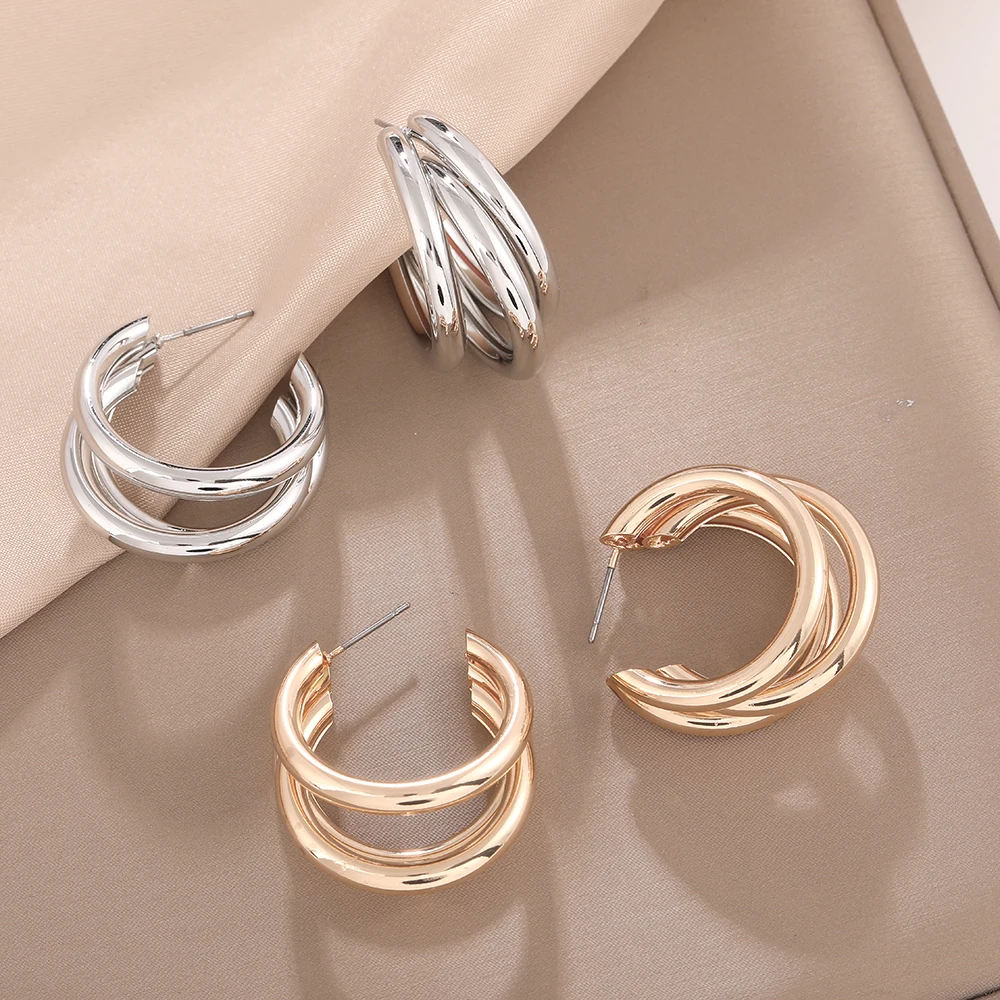 Эксклюзивные металлические серьги-кольца неправильной геометрической формы для