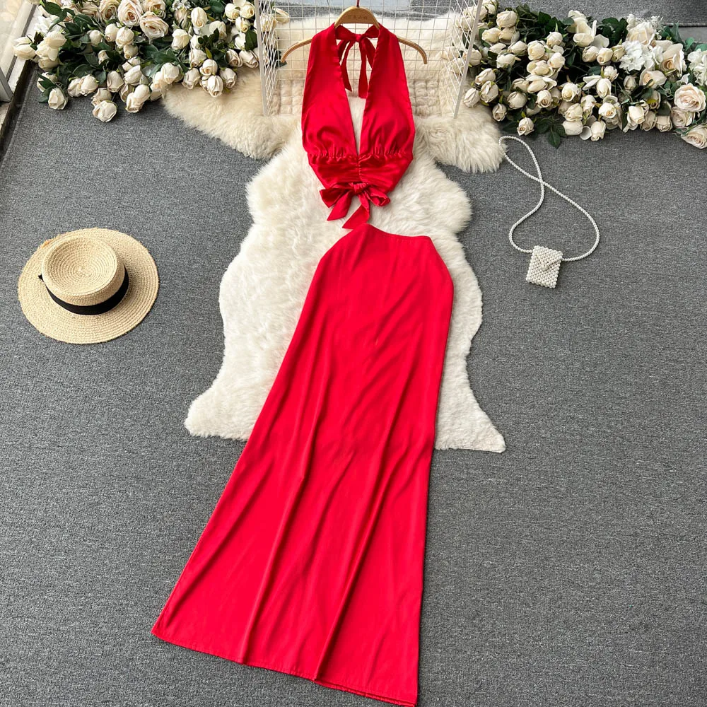 

Комплект из двух предметов с V-образным вырезом, пикантный укороченный топ с открытой спиной, майка с завышенной талией и юбка с разрезом, пл...