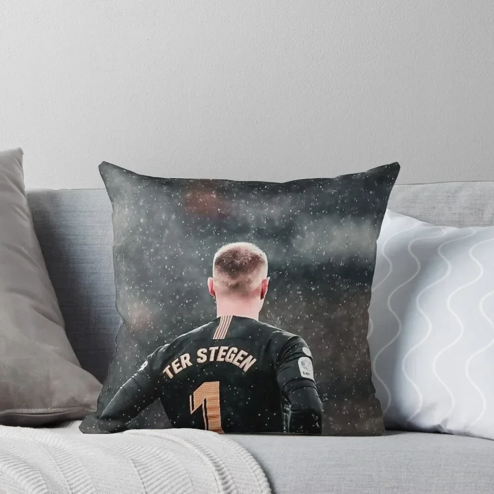 Декоративная подушка для дивана с орнаментом гостиной