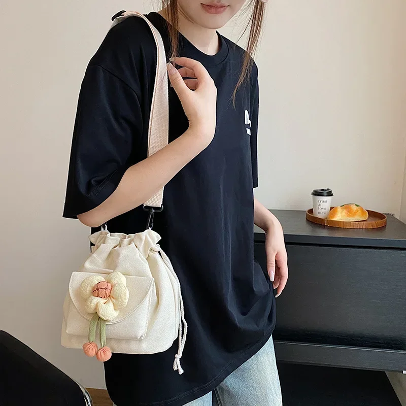 

2023 New Canvas Women's Bag Fashionable Flower Drawstring Crossbody Bag Korean Style Student One Shoulder Women's Bag