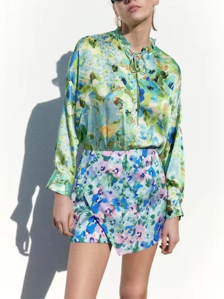 

Женский костюм с юбкой, рубашка с круглым вырезом и длинным рукавом, на пуговицах и шорты с высокой талией, костюм в уличном стиле, лето 2023