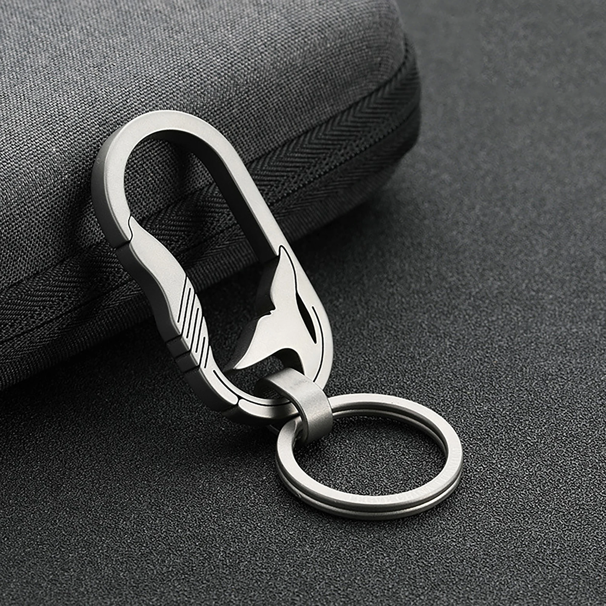 брелок титан. брелок титановый купить. титановый брелок. брелок титановый многофункциональный. брелок с карабином.