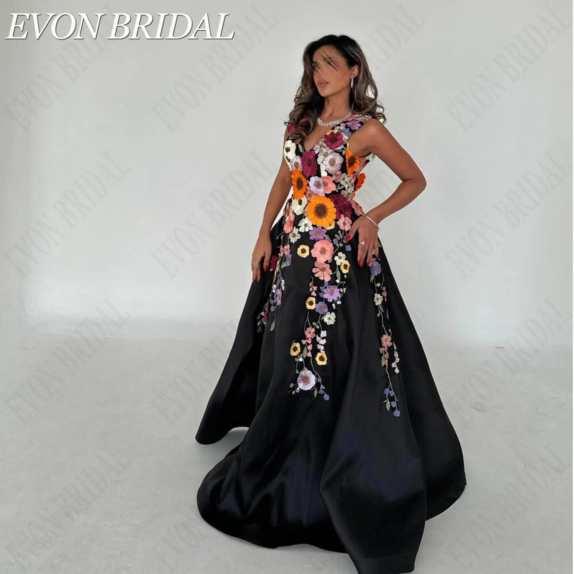 Фото EVON BRIDAL Чёрный Атлас Глубокий V-Вырез Широкие Бретели Цветные Объёмные Цветочные Аппликации Силуэт А-Линия Длинное Платье До Пола На Заказ Для Полных Женщин Вечер Гала Элегантный Легкая Ткань Высокое Качество №3
