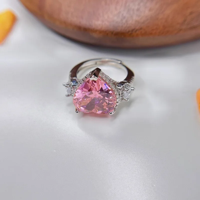 Женское кольцо с цирконом серебряное в романтическом стиле