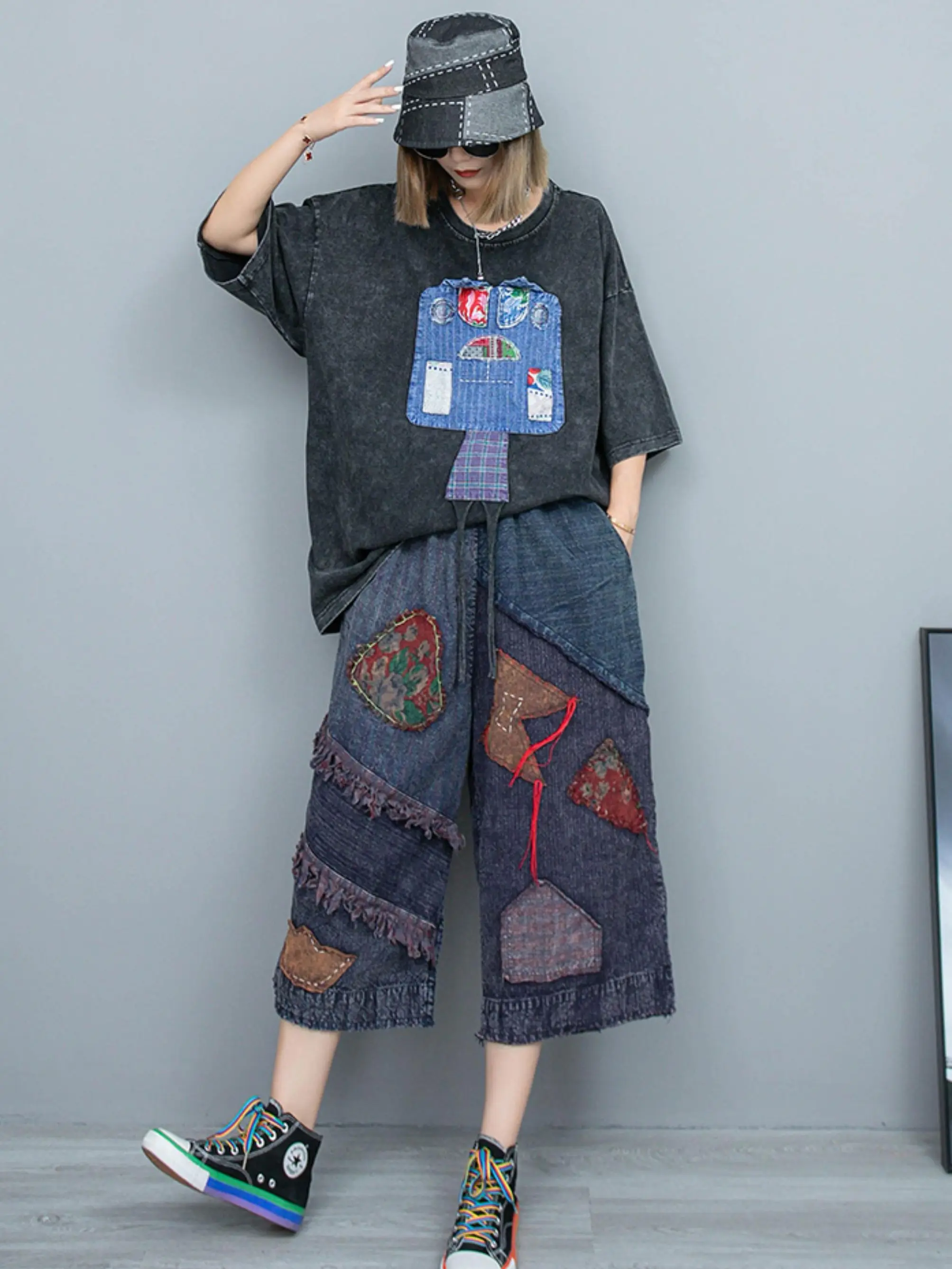 

Футболка с коротким рукавом и прямыми брюками для женщин