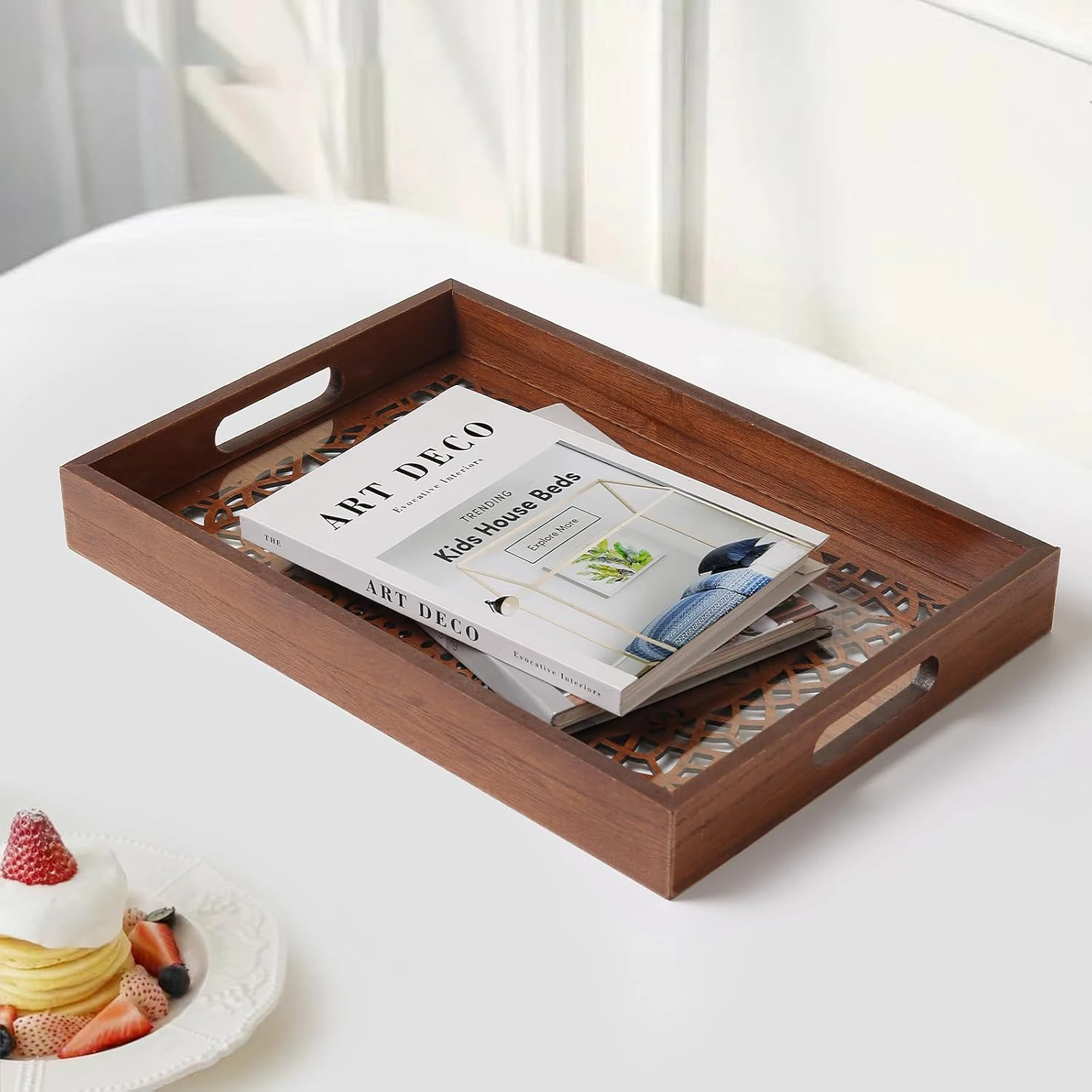 Коричневый деревянный прямоугольный поднос с ручками декоративный