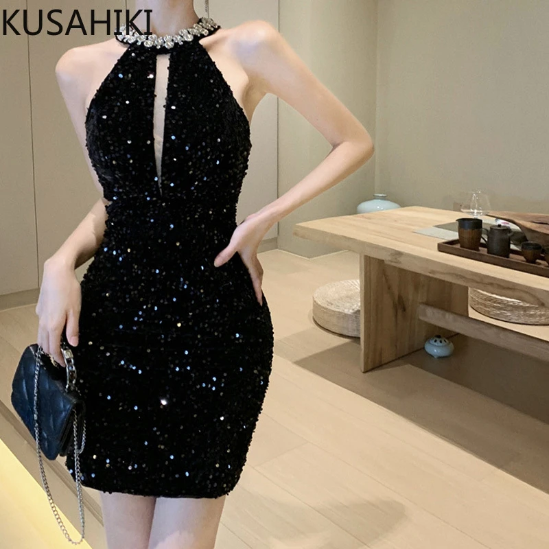 Модное платье-мини с бусинами без рукавов осень 2023