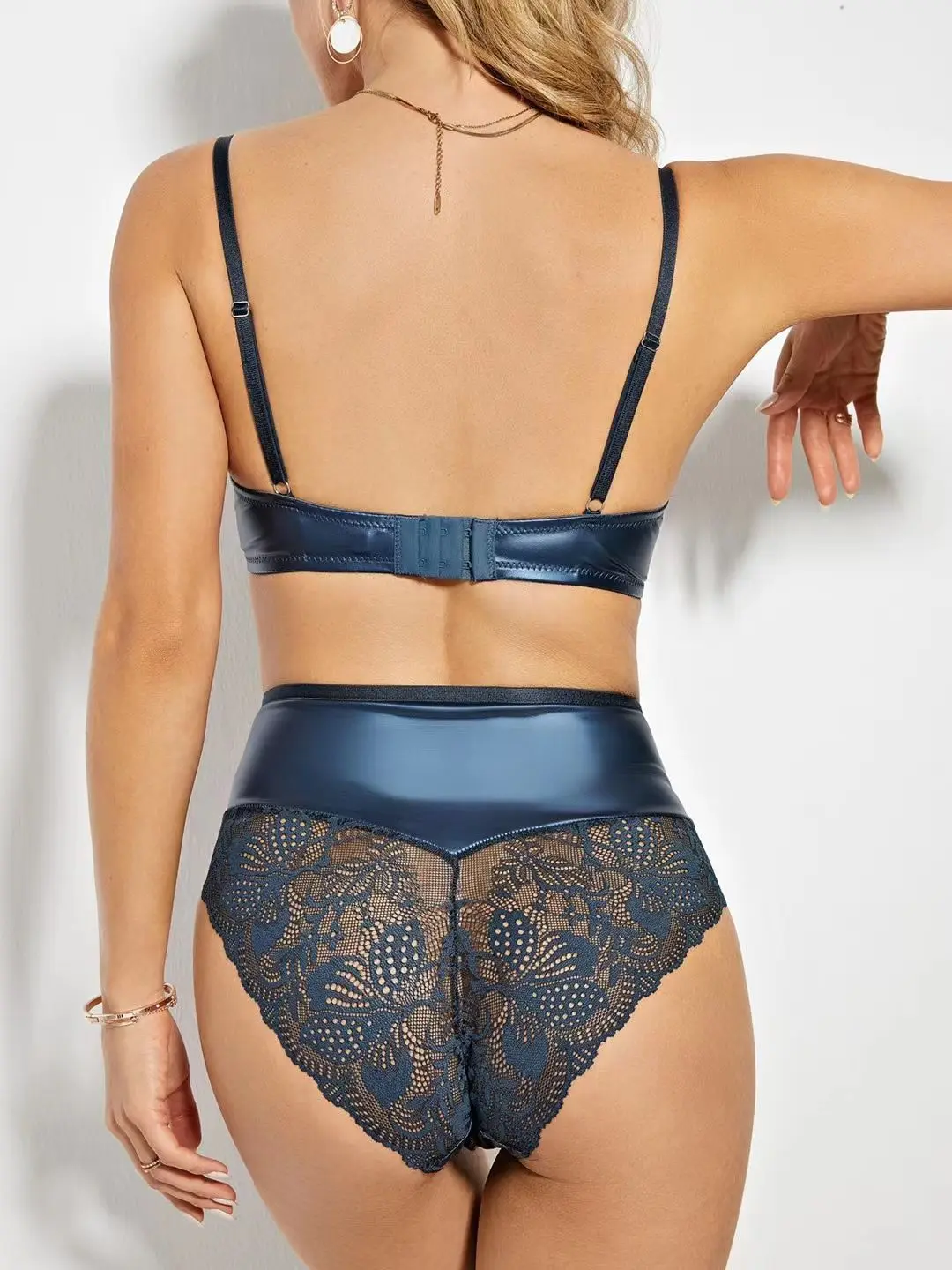 Анасы ұйықтап жатқанда, әкесі қызын қағып алады. Бейнелерді көру. SW Sexwife керек-жарақтары