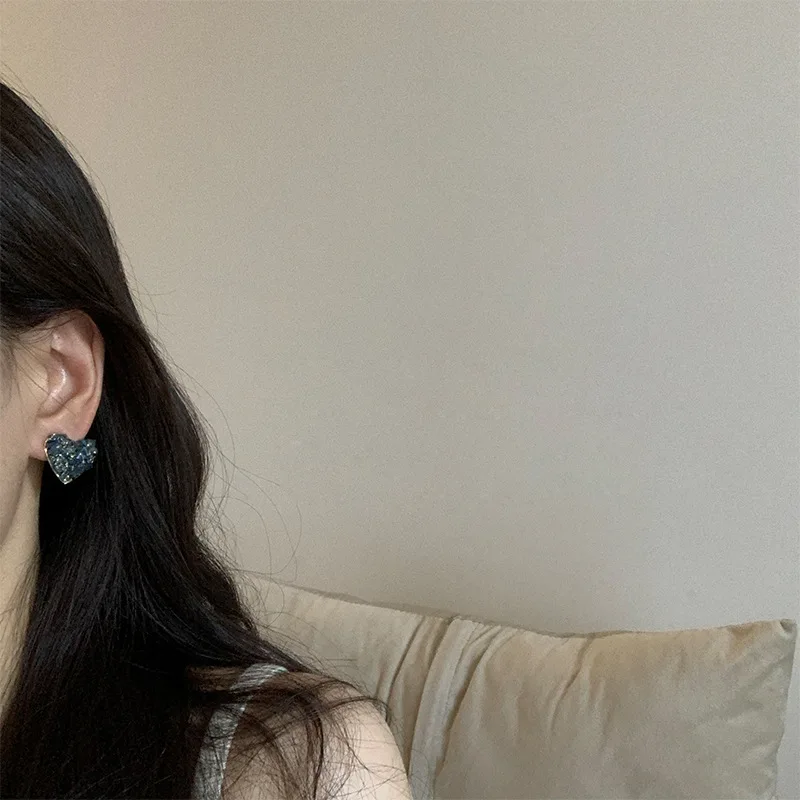 

Silver needle Korean version of the premium deep blue crystal stone love earrings niche fashion design vintage ladies earrings