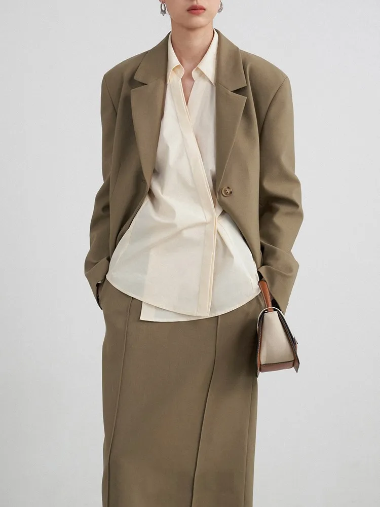 Рисунок 3 - Женский блейзер с отложным воротником