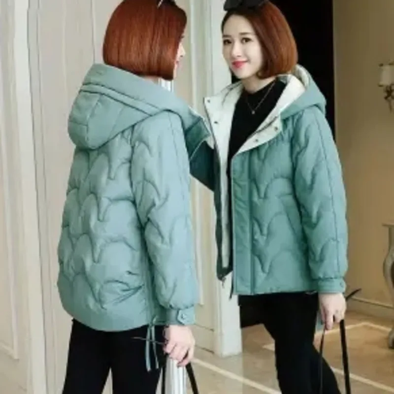 

Женская зимняя куртка, короткие теплые парки, женская новая утепленная куртка 3XL с хлопковой подкладкой и капюшоном, модная свободная Корей...