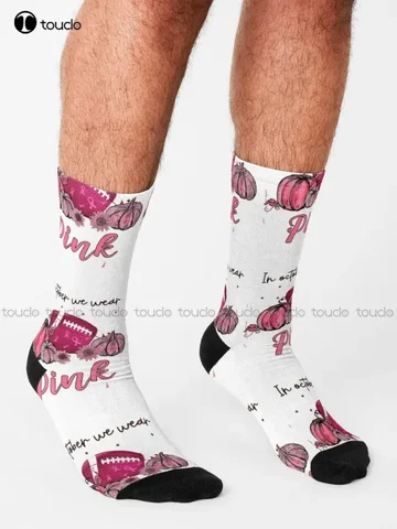 В октябре мы носят розовые футбольные носки с информацией о раке молочной железы, мужские носки с американским флагом 360° °   Повседневный подарок на заказ с цифровой печатью