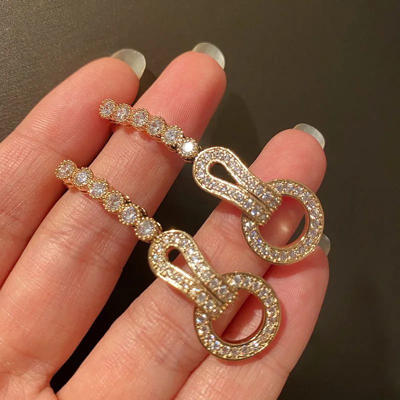 

Retro Aristocratic Women's Luxury Temperament Door Buckle Shape Gold-plated Earrings Inlaid with Zircon Fashion Holiday Gift