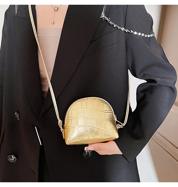 Women's Autumn 2022 Fashion New Shoulder Messenger Bag Popular Bag Female Acrylic Chain Clamp Shell Bag