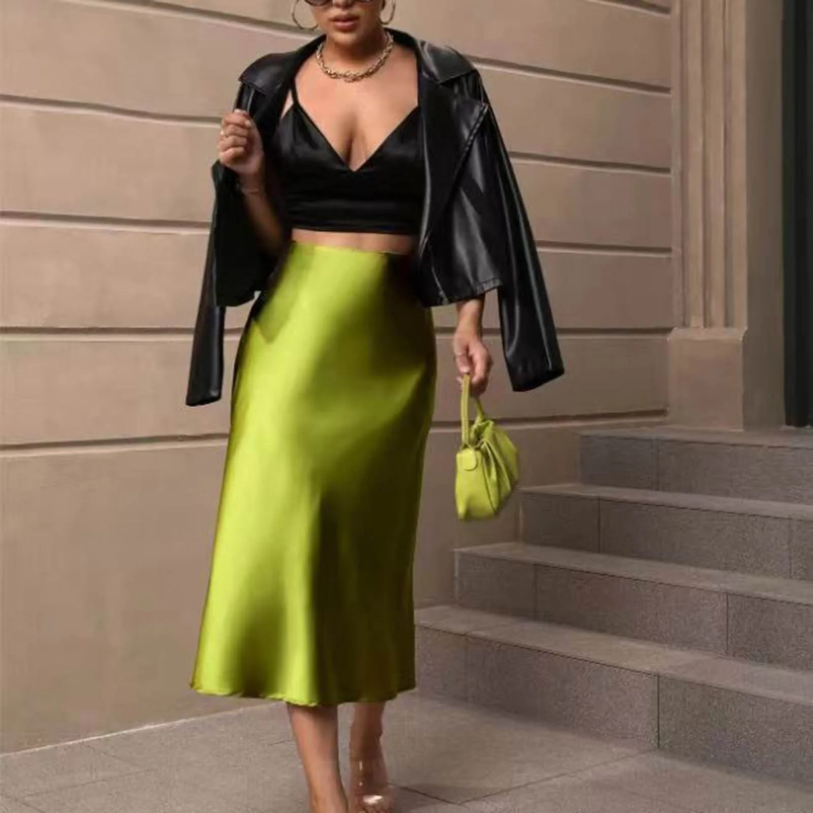 Атласная облегающая юбка средней длины