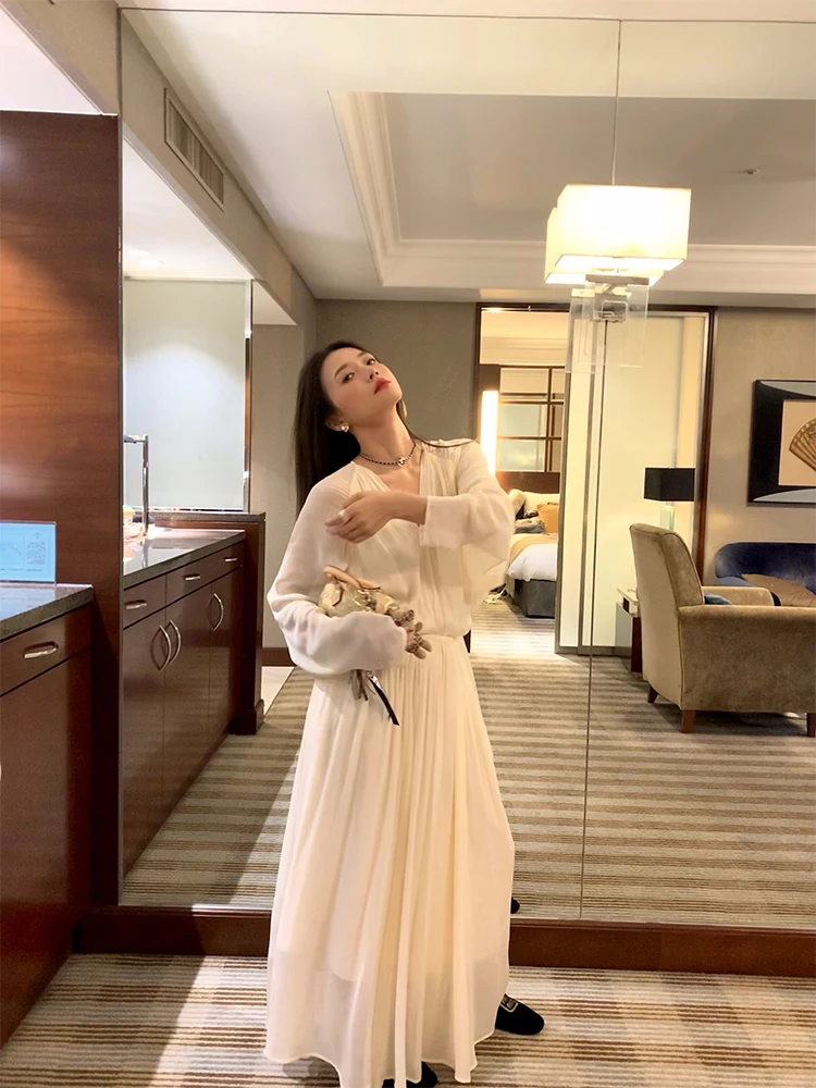 Белое утягивающее платье с длинным рукавом и v-образным вырезом женское модное на