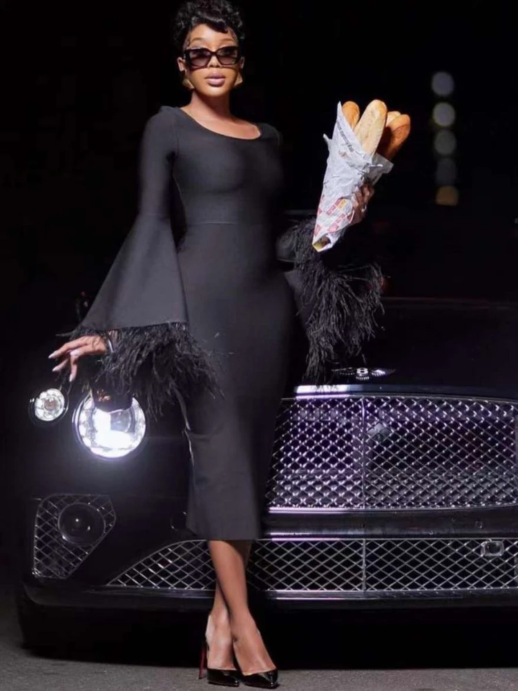 

Женское облегающее платье с рукавами-фонариками и перьями