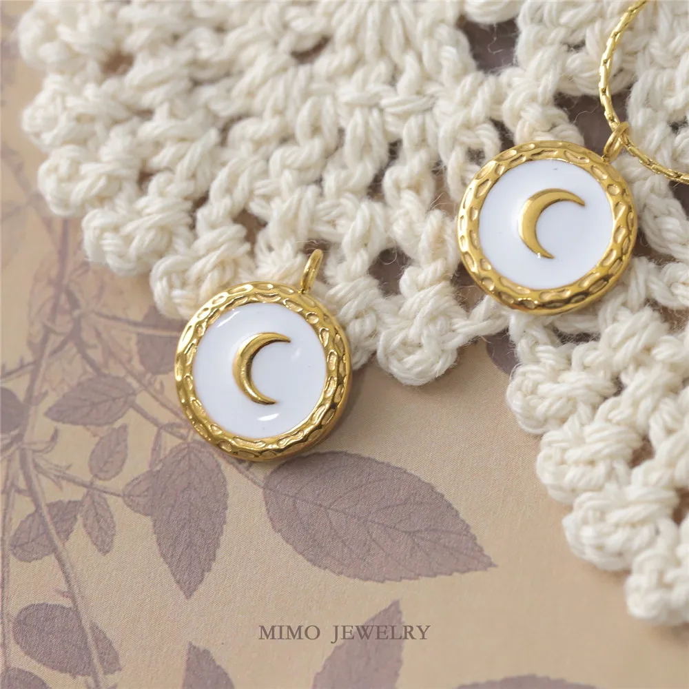 

Titanium Steel Gold-plated White Oil Dripping Circular Relief Moon Pendant Finished Necklace DIY Accessories