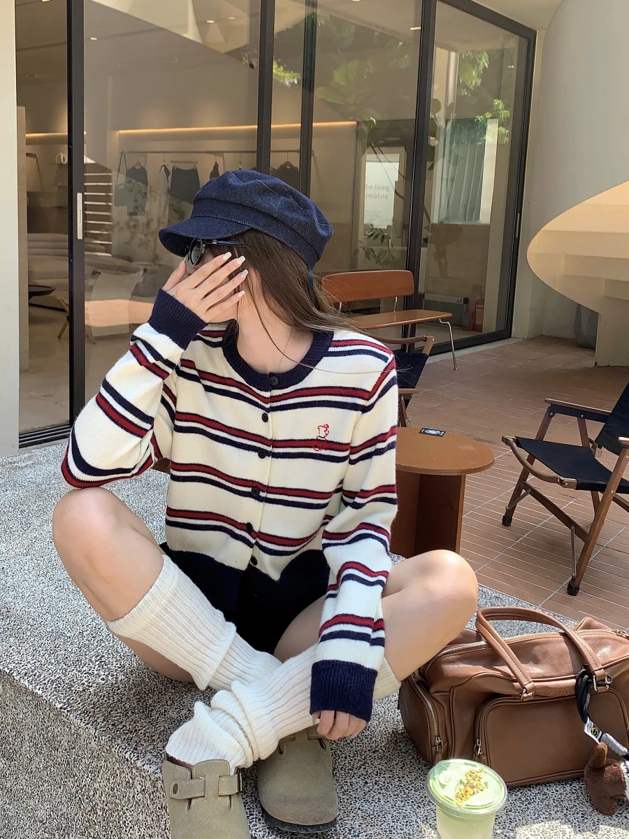 Вязаный кардиган контрастного цвета с круглым вырезом в полоску женский осенний