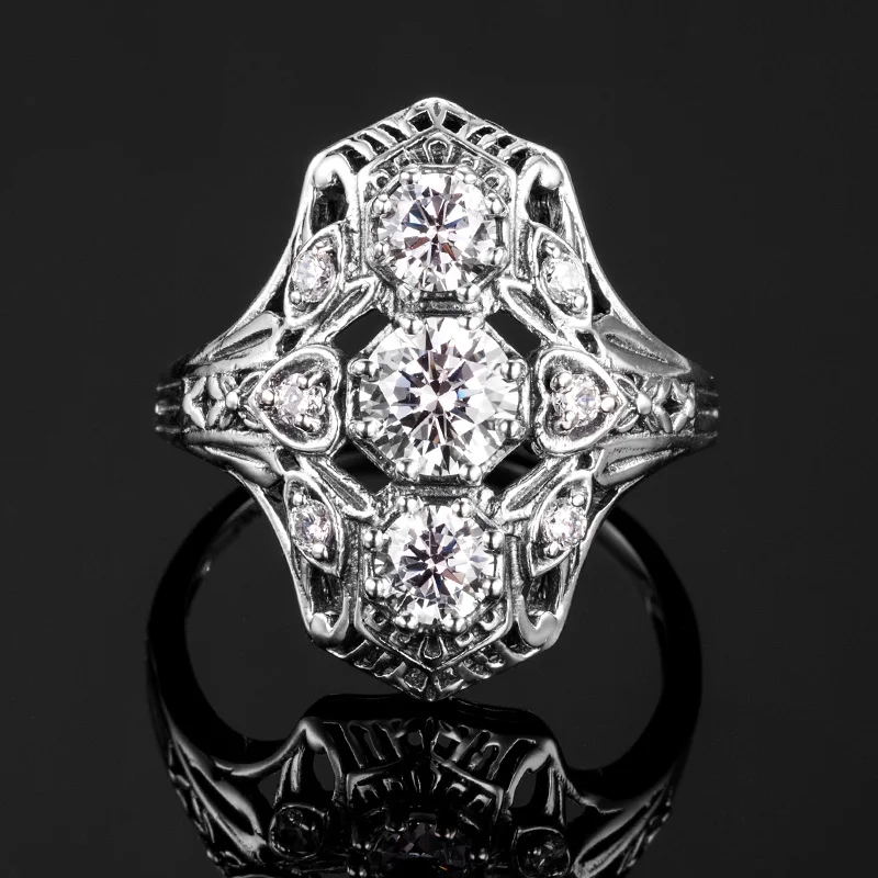 Женское кольцо из серебра 925 пробы с фианитом |