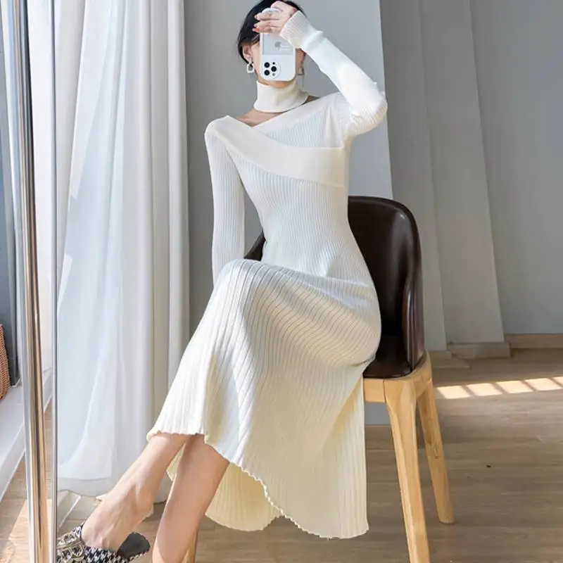 

Женское трикотажное платье с V-образным вырезом