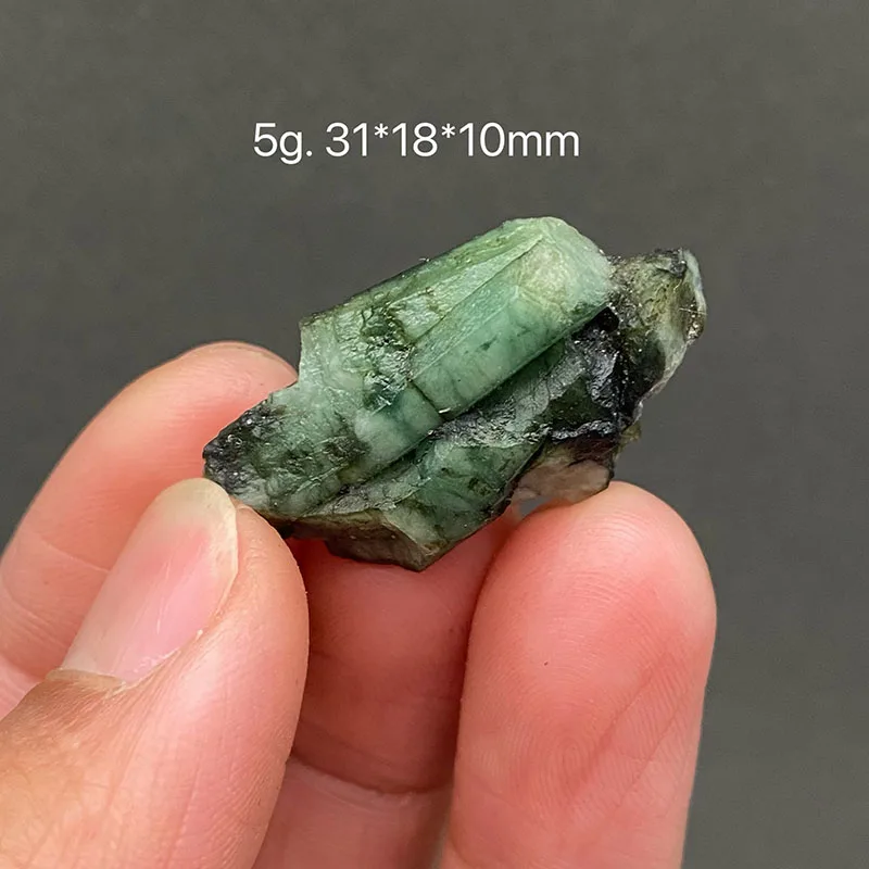 

Крупный необработанный изумруд WETFGTNM