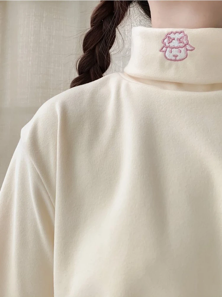 Пуловер женский зимний однотонный с вышивкой 2022