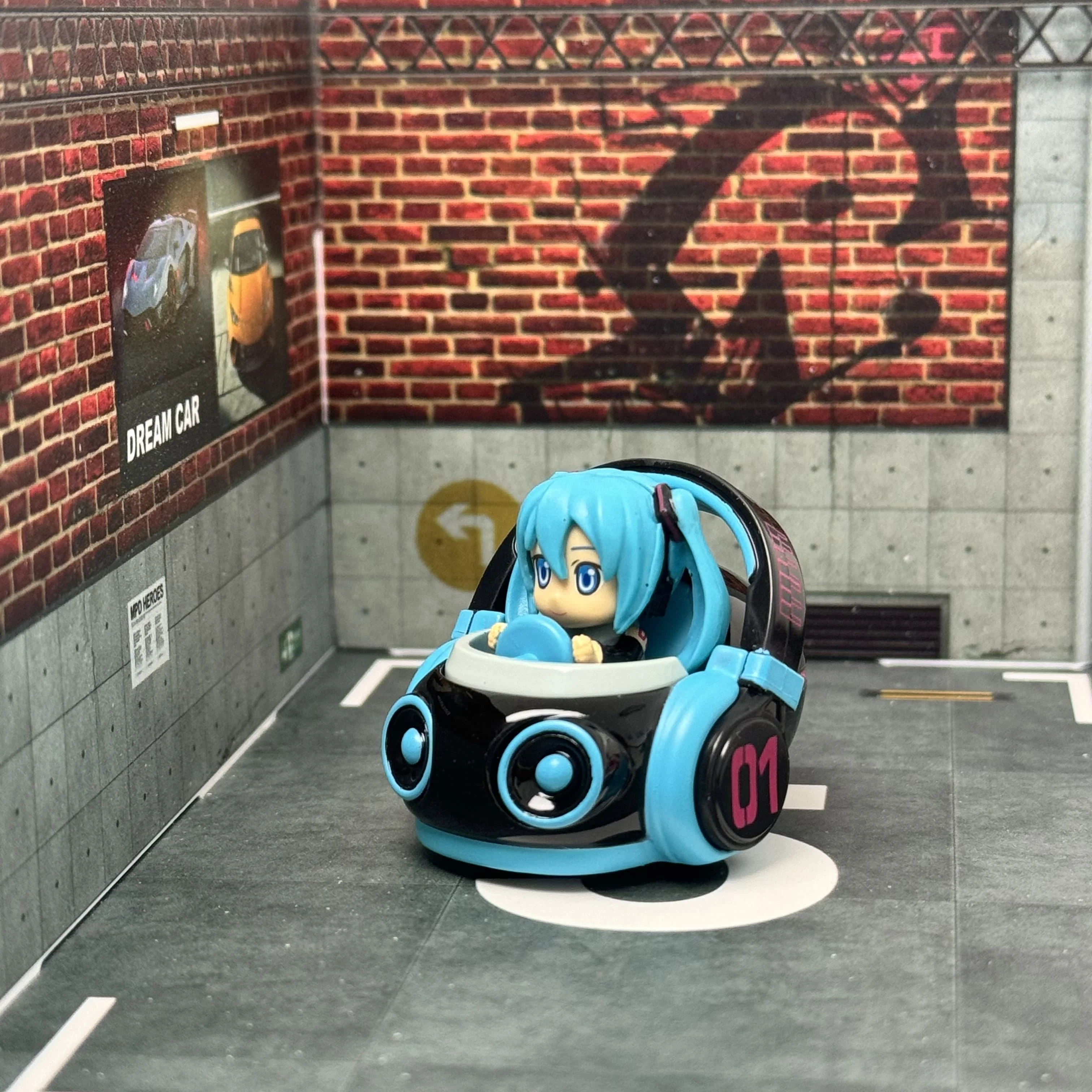 Фото Аутентичная мини-модель автомобиля Tomy Tomica Dream Tomica No.160 Hatsune Miku, литая под давлением металлическая модель серии, детские рождественские игрушки для мальчиков №4