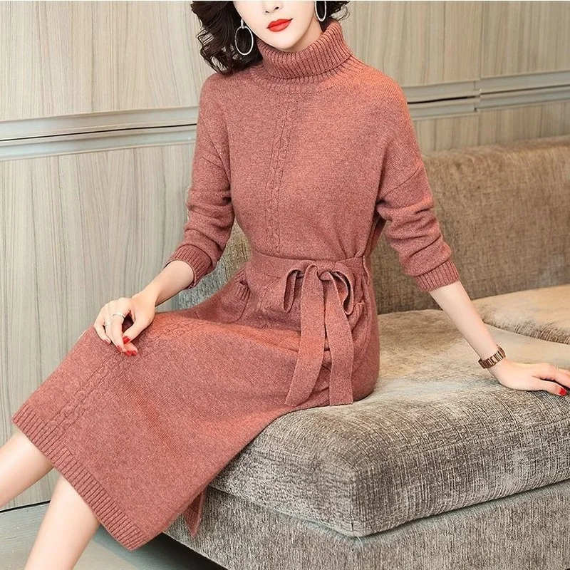 

Женское трикотажное платье-свитер с длинным рукавом и высоким воротником