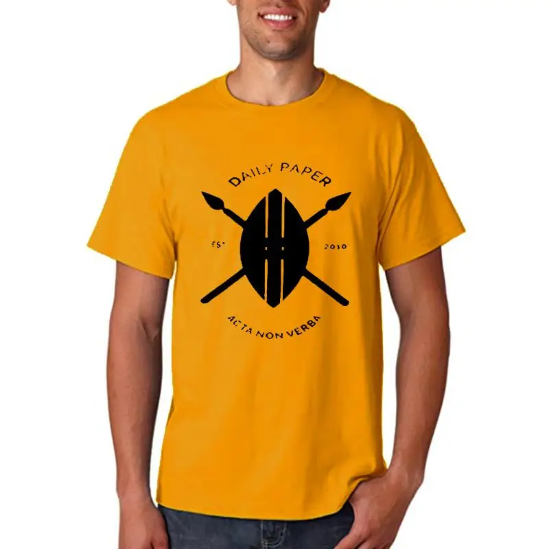 

Футболка мужская хлопковая с рукавом до локтя и принтом бумаги