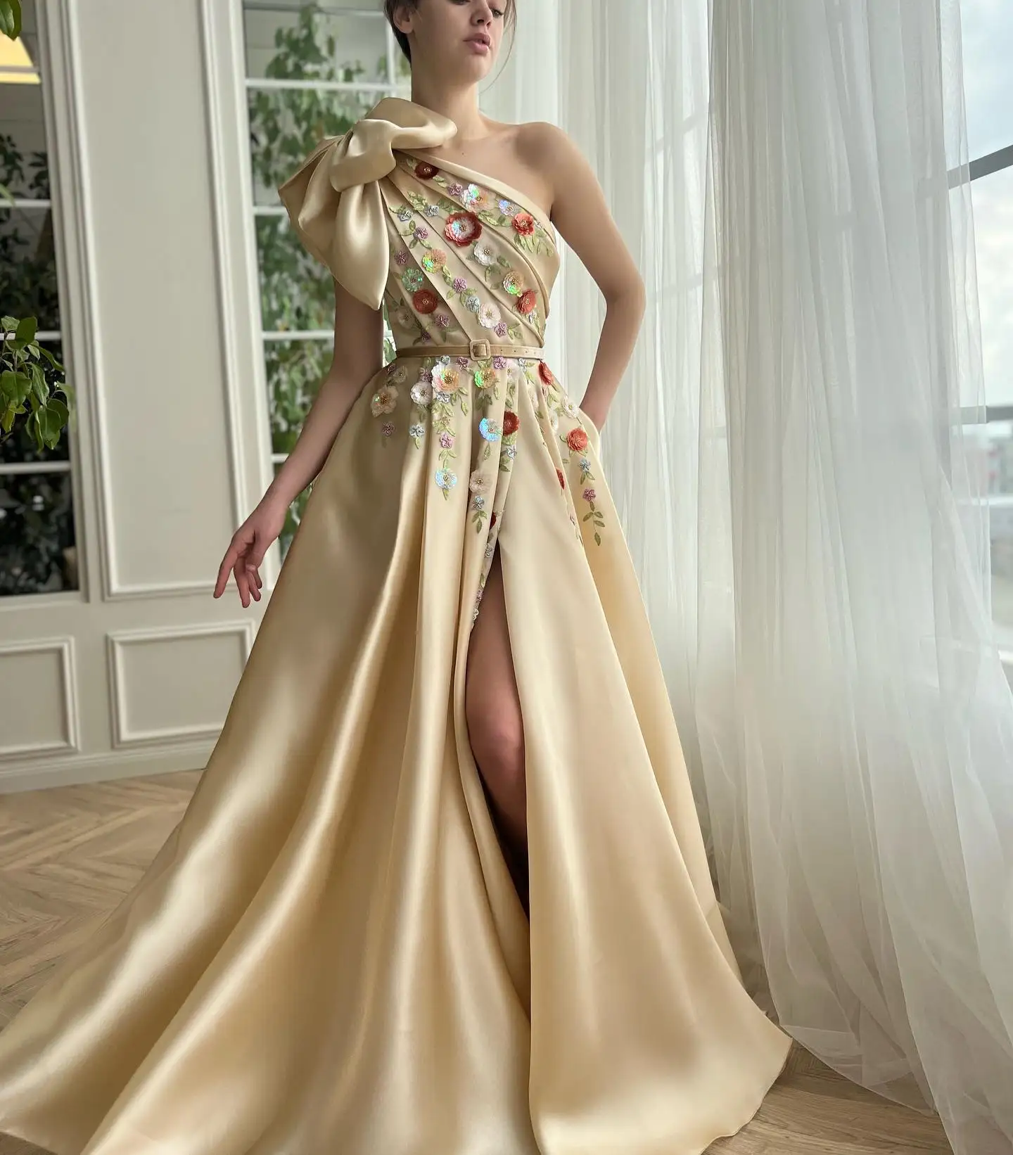 

Champagne Satin Flower Prom Dresses One Shoulder Applique Side Split Evening Gowns Chic Women Formal Party Dress