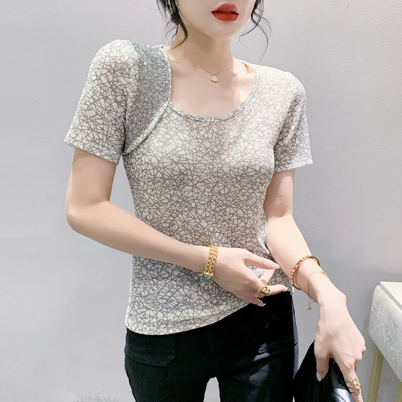 

2023 New Summer European Clothes T-Shirt Women Chic Sexy Skew Collar Shiny Diamonds Print Tops Short Sleeve Casual Tees 36059