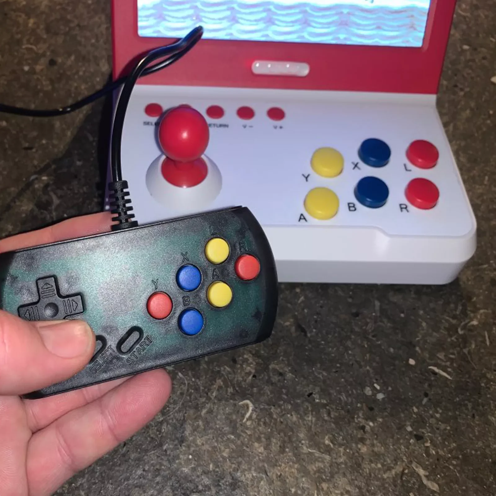 

Ретро аркадная игровая консоль G1000, 7 дюймов, 9000 встроенных видео классических игр, умелый дизайн, изысканный внешний вид, мини игровая консо...