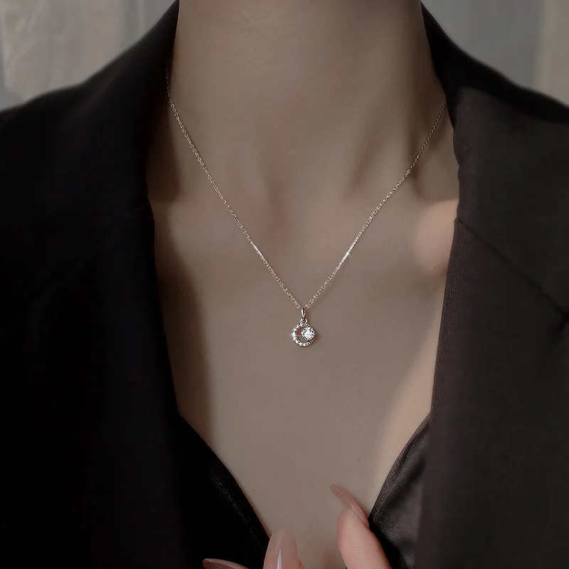 

Женское колье из серебра 925 пробы со звездой и Луной