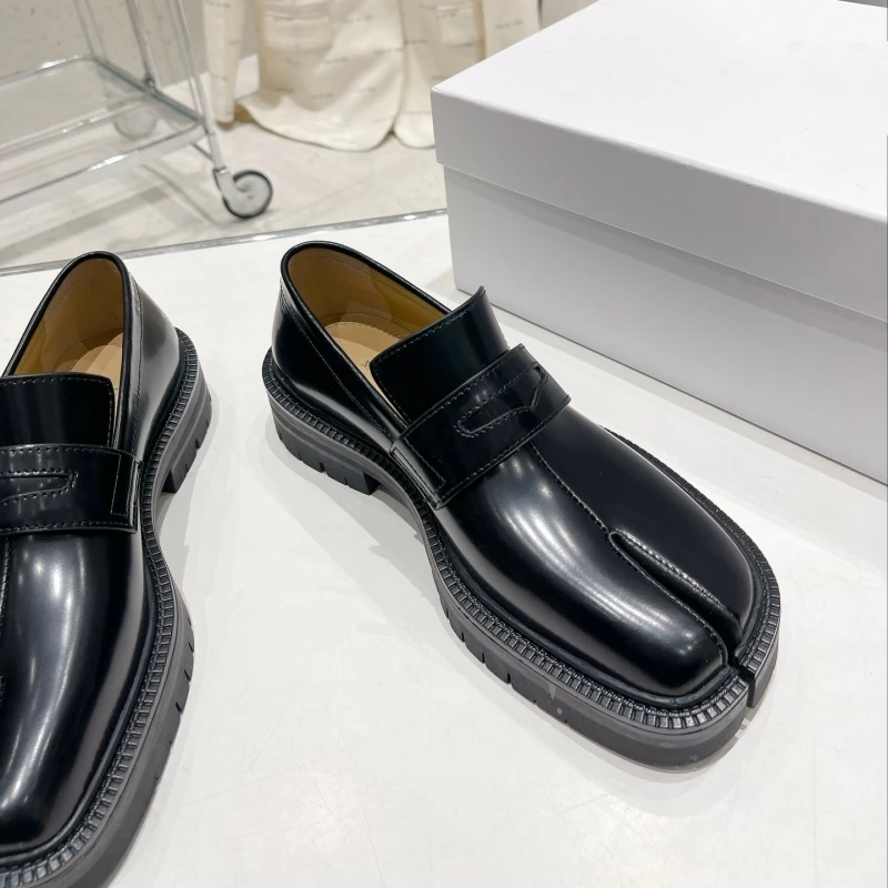 Flat split toe shoes, thick loafer shoes, women's spring and summer new leather, British style horseshoe, single shoe, pig shoe