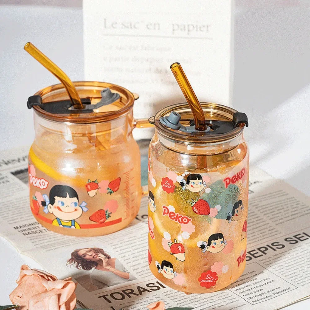 Стеклянная чашка большой емкости с молоком