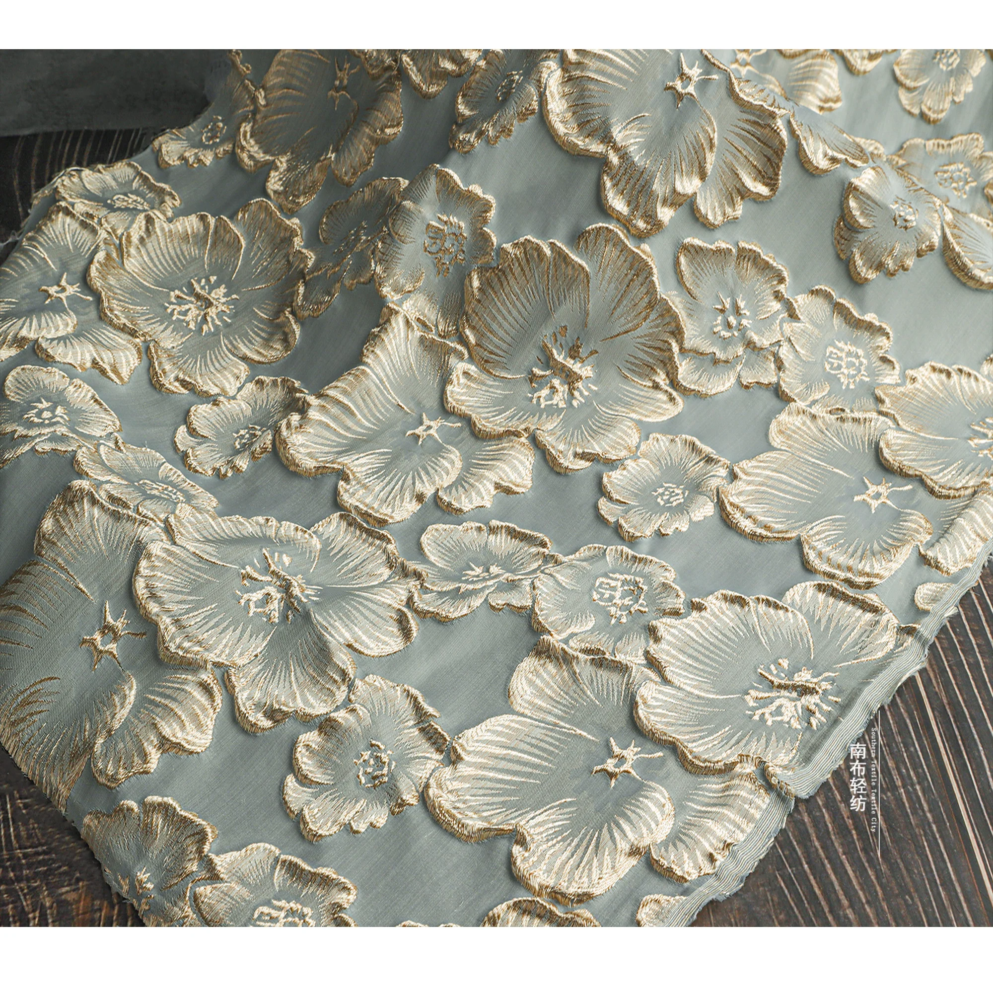 

Золотой шелк цветок сливы 3D жаккардовая ткань рельефная текстура вышивка китайский стиль Cheongsam штора одежда швейный материал