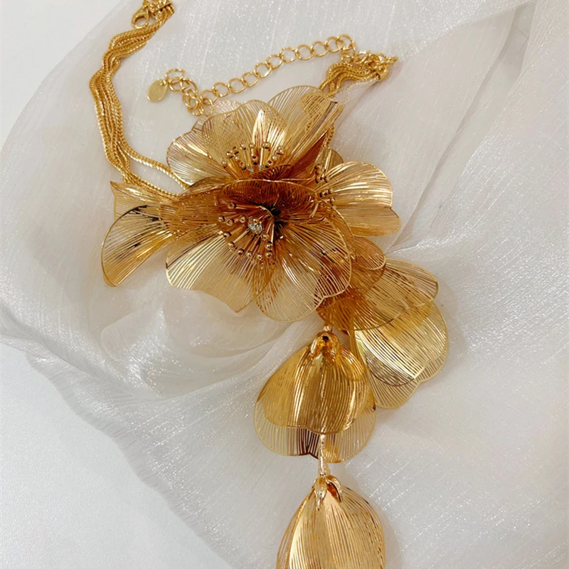 Женские висячие серьги с цветочным рисунком