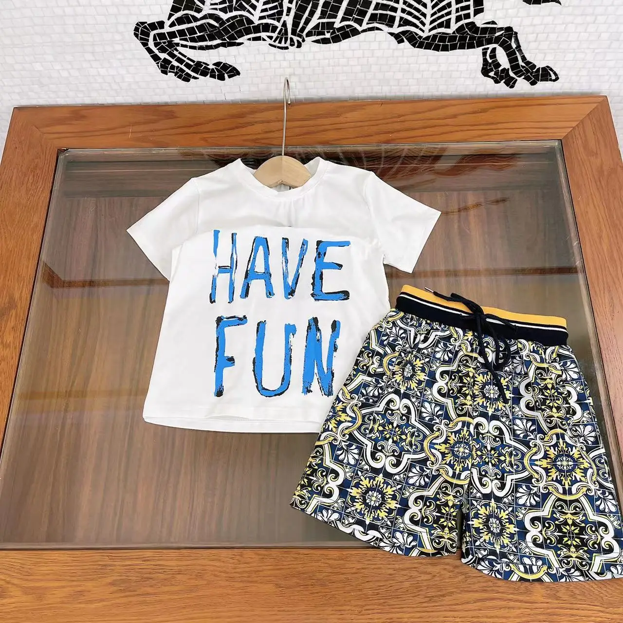 

Брендовая дизайнерская детская одежда, летняя одежда для мальчиков, детский костюм 2022, хлопковая футболка с надписью, комплекты с шортами д...