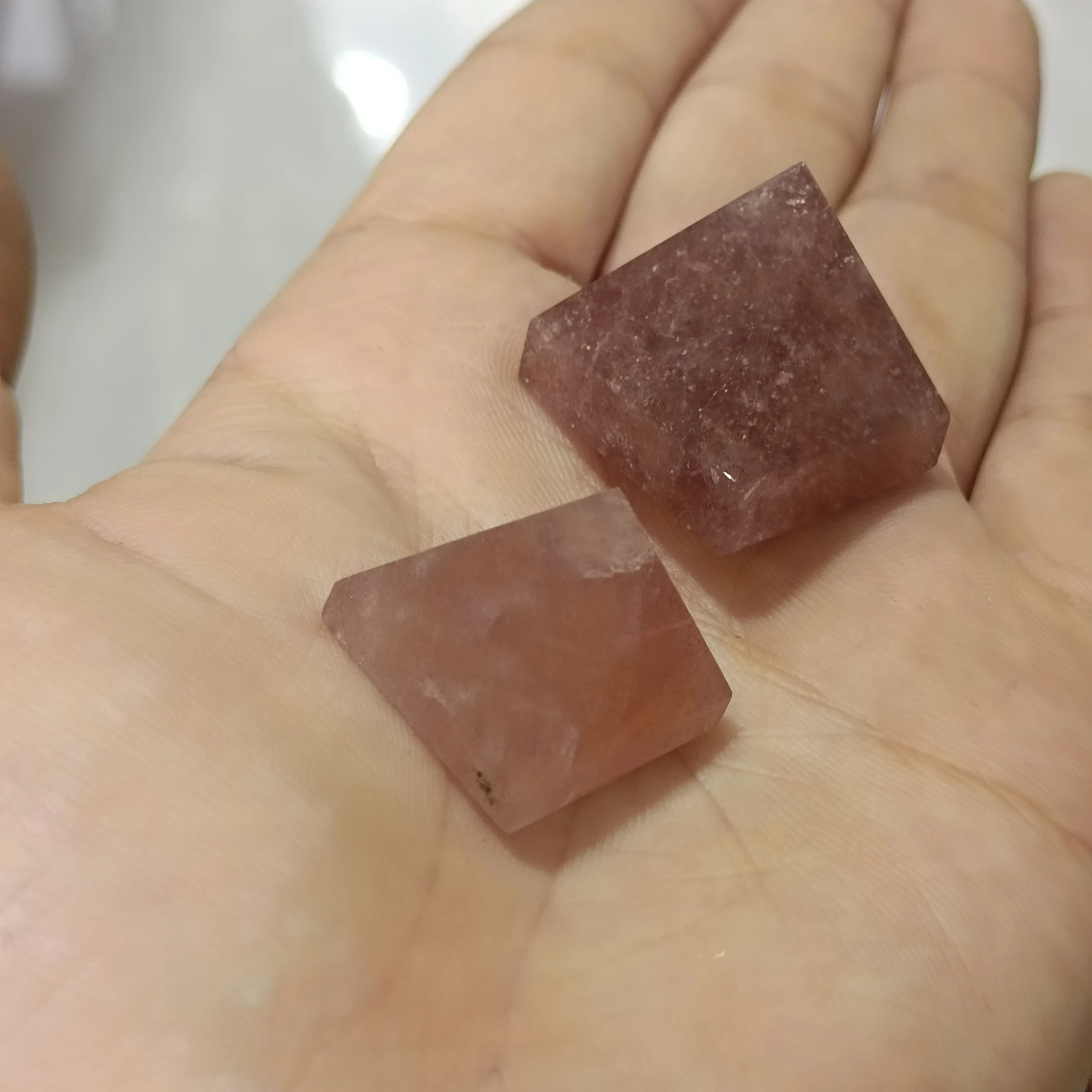 

1 шт., натуральные кристаллы клубники, 2 см